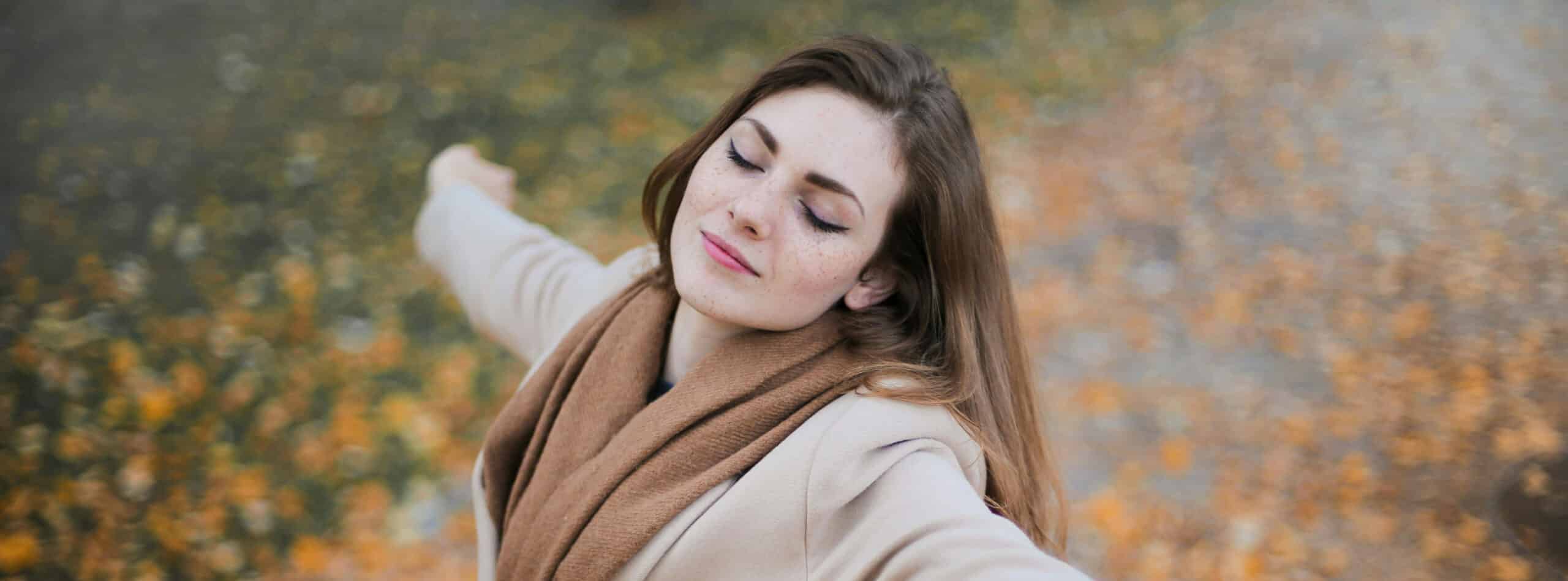 chica otono wide scaled